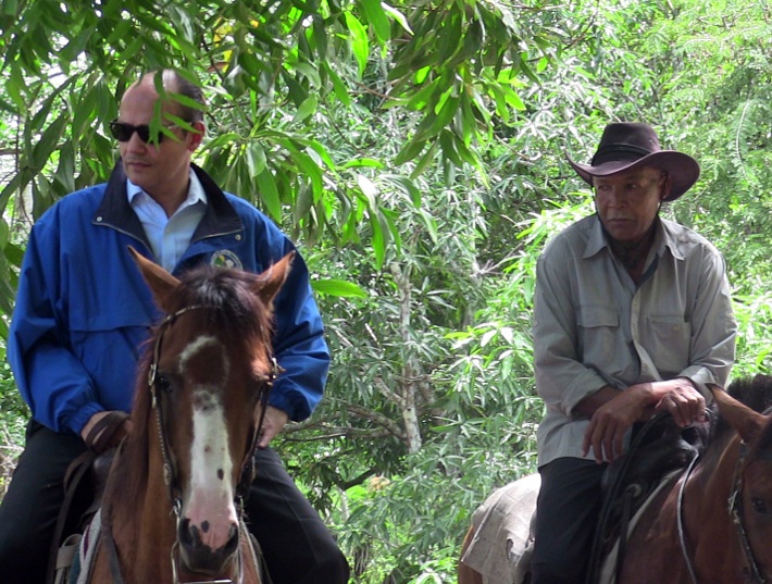 Cabalgando por el campo dominicano en la Provincia de  Hato Mayor
